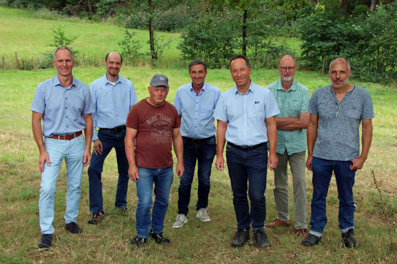 Vertretende der Vertragspartner im OKuLa trafen sich anlässlich des 25-jährigen Jubiläums des Vertragsnaturschutz (v.l.n.r.): Franz Bellinghausen, Vorsitzender der Kreisbauernschaft des Oberbergischen Kreises; Dr. Bernd Freymann, Leiter der Biologischen Station Oberberg; Bio-Landwirt Manfred Kürten; Joachim Tichy, Zahlstelle der Landwirtschaftskammer NRW; Kreisumweltdezernent Frank Herhaus; Michael Gerhard, NABU Oberberg und Olaf Schriever; Mitarbeiter der BSO Oberberg. (Foto: OBK)