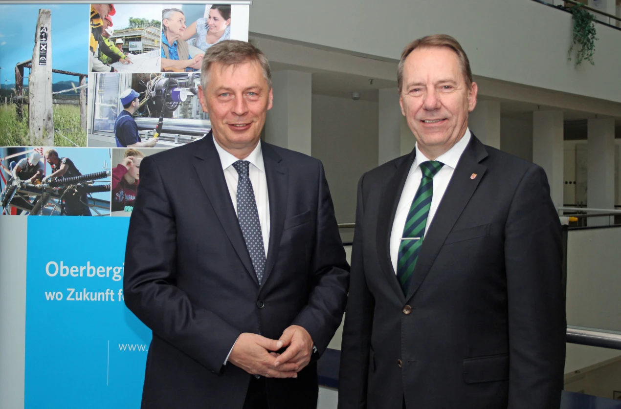 Freuen sich über die "große Lösung" für Morsbach: CDU-Landtagsabgeordneter Bodo Löttgen (l.) und Landrat Jochen Hagt. (Foto: OBK)