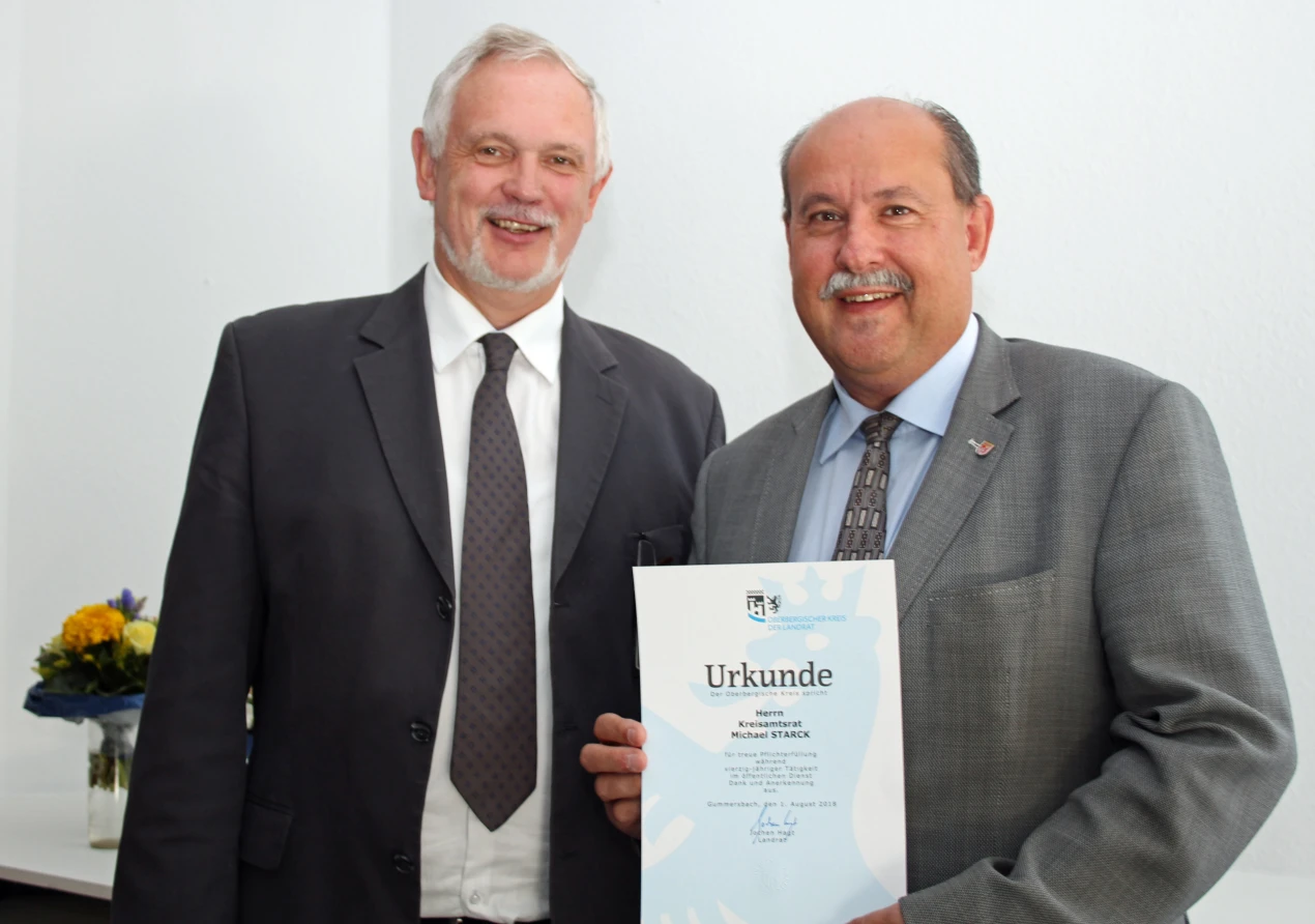 In einer kleinen Feierstunde hat Kreisdezernent Uwe Stranz den Jubilar geehrt und ihm für die geleistete Arbeit gedankt. (Foto: OBK)