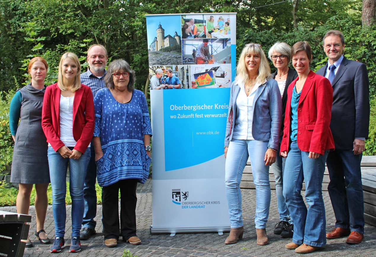 Heike Haude (Kreisjugendamt, v.l.), Julia Radder (feeria), Jochen Schacht (Kreisjugendamt), Christel Kirsch (Jugend- und Begegnungsstätte Waldbröl), Andrea Poranzke, Leiterin Jugendzentrum Hückeswagen,  Karin Kohl (Kreisjugendamt), Susanne Schlichtmann (Projekt: „Eltern als Akteure“) und Bernd Selbach (Landschaftsverband Rheinland). (Foto: OBK) 