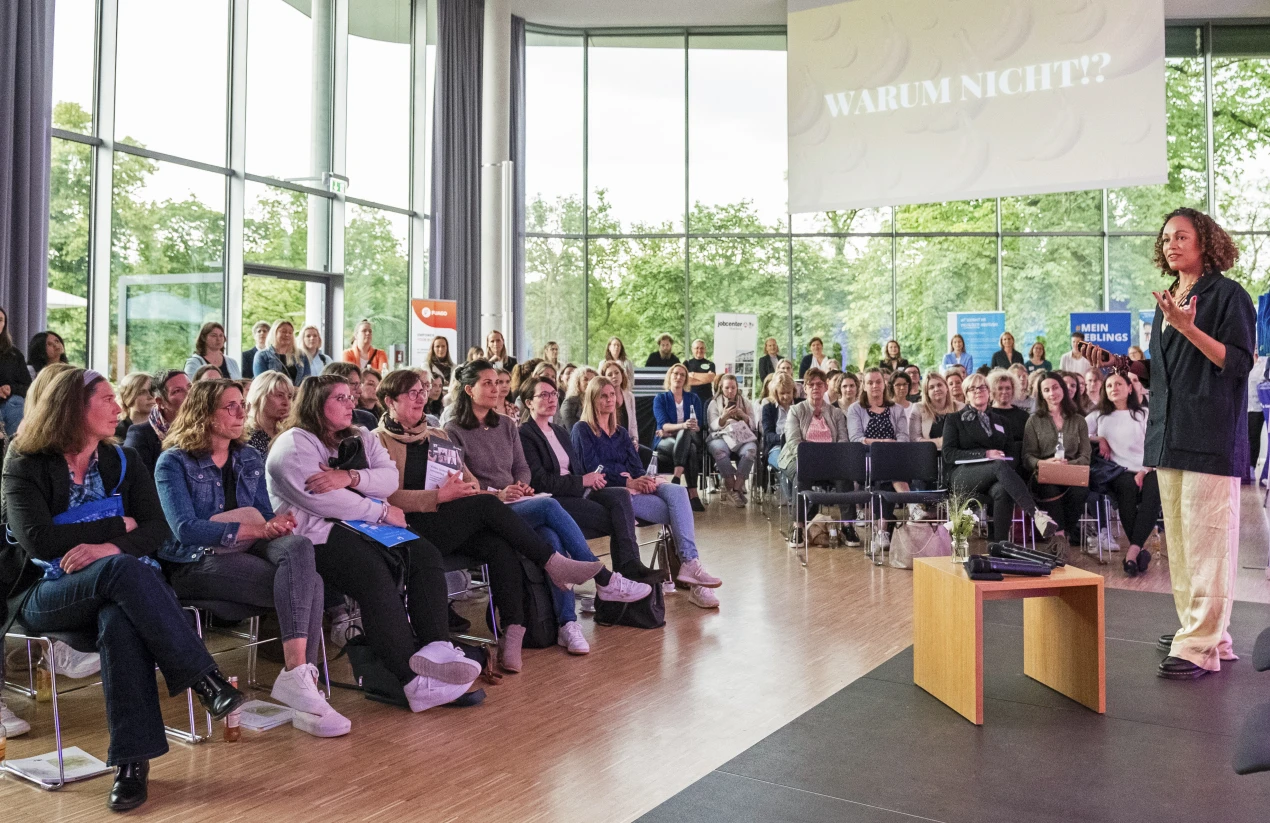 Milka Loff-Fernandes (r.) berichtete aus ihren beruflichen Erfahrungen, von denen die Teilnehmerinnen profitieren können. (Foto: OBK)