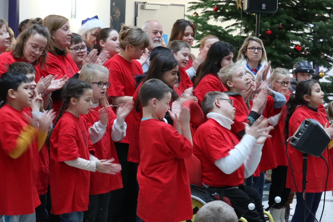 Engagiert und gestenreich trugen "die Minis" und "die Maxis" mit Erzieherinnen und Erziehern ihre Weihnachtslieder vor. (Foto: OBK)