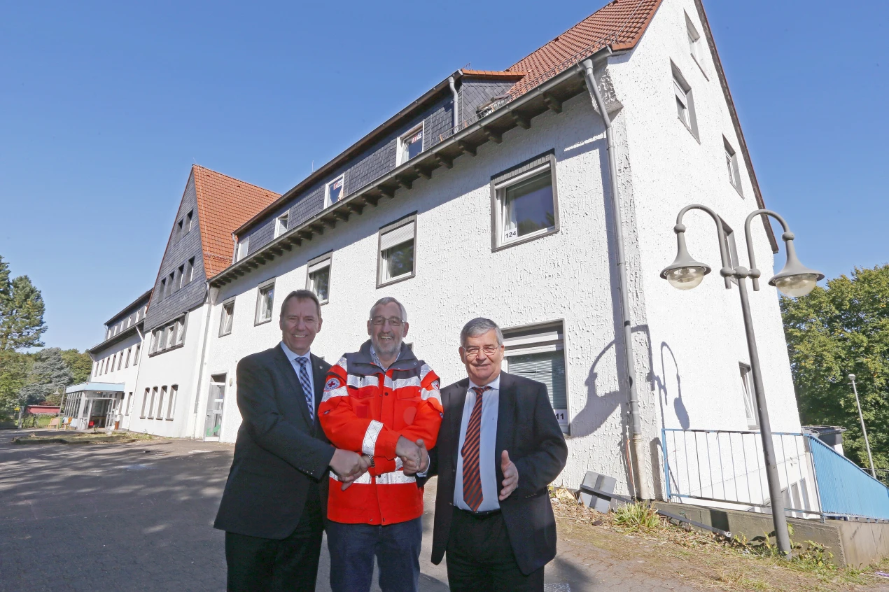 Der Leiter des Krisenstabs Jochen Hagt (v.l.), DRK-Kreisgeschäftsführer Rolf Braun und Landrat Hagen Jobi (r.). (Foto: OBK)