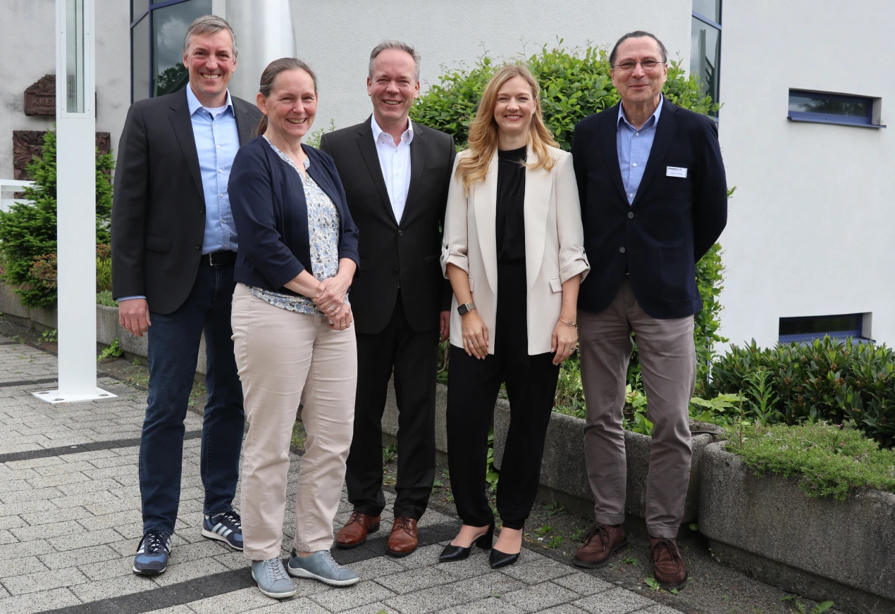 Werben zur Teilnahme an der Jobmesse „Jobs in Oberberg“ - Die Jobmesse LateNightEdition am 23.05.2024 (v.l.): Stephan Roggendorf, stellv. Leiter der Regionalagentur Köln; Nicole Jordy, Vorsitzende der Geschäftsführung der Agentur für Arbeit Bergisch Gladbach; Kreisdirektor Klaus Grootens; Nicole Breidenbach, Wirtschaftsförderung Oberberg und Rainer Drescher, Geschäftsführer Jobcenter Oberberg. (Foto: OBK) 