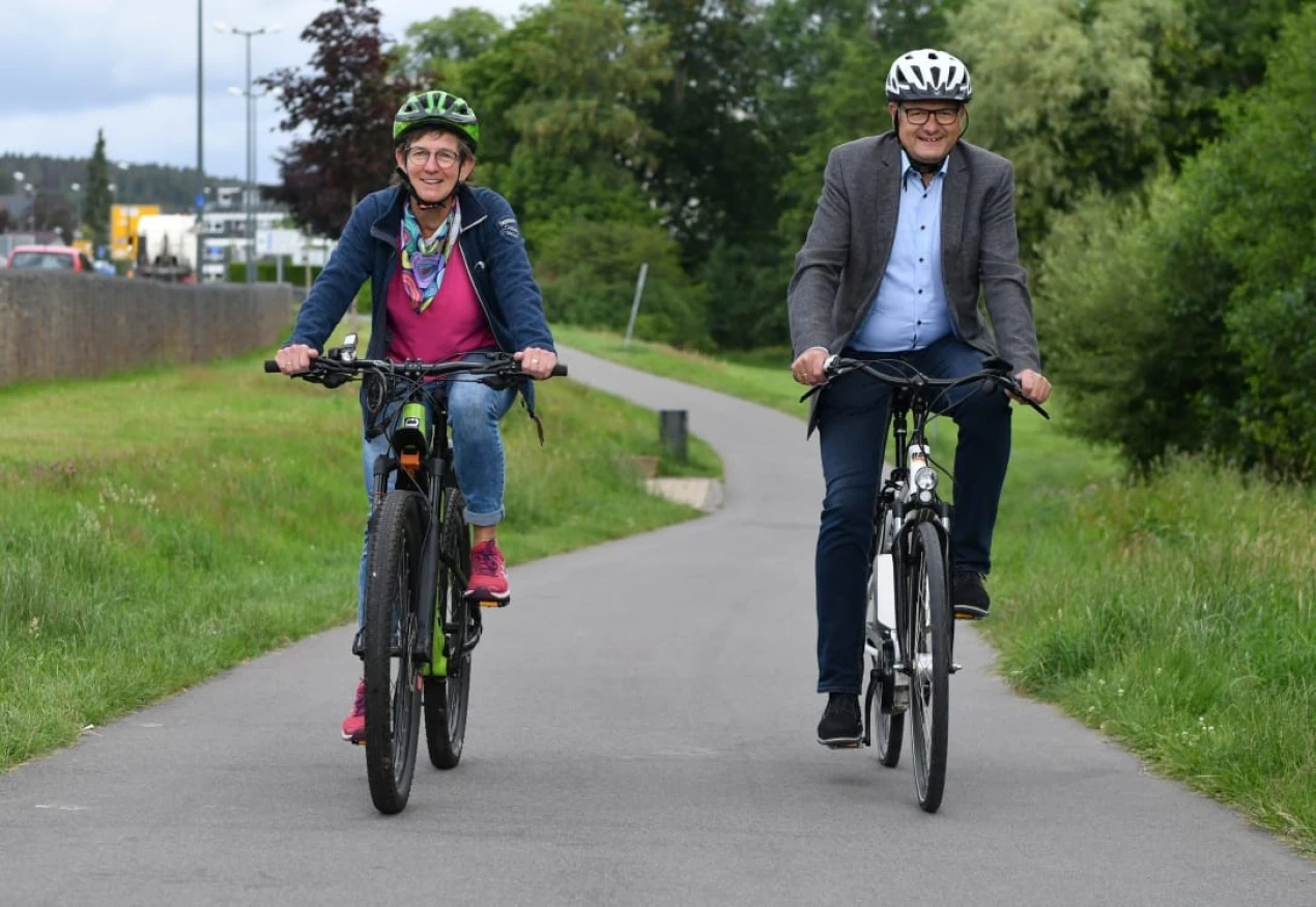 Dietmar Persian, Bürgermeister der Stadt Hückeswagen und Heike Rösner, Fachbereich Tourismus. (Foto: Jürgen Moll)