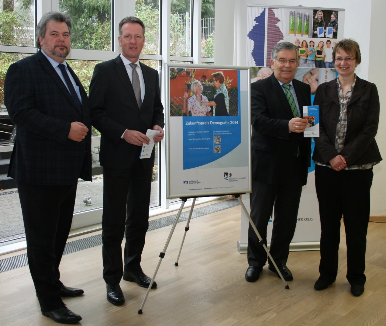 Werben für den "Zukunftspreis Demografie 2014" (v.l.n.r.): Thomas Knura, Leiter Unternehmenskommunikation Volksbank Oberberg eG; Ingo Stockhausen, Vorstandsvorsitzender Volksbank Oberberg eG; Landrat Hagen Jobi; Silke Hund, Kreis- und Regionalentwicklung (Foto:OBK)