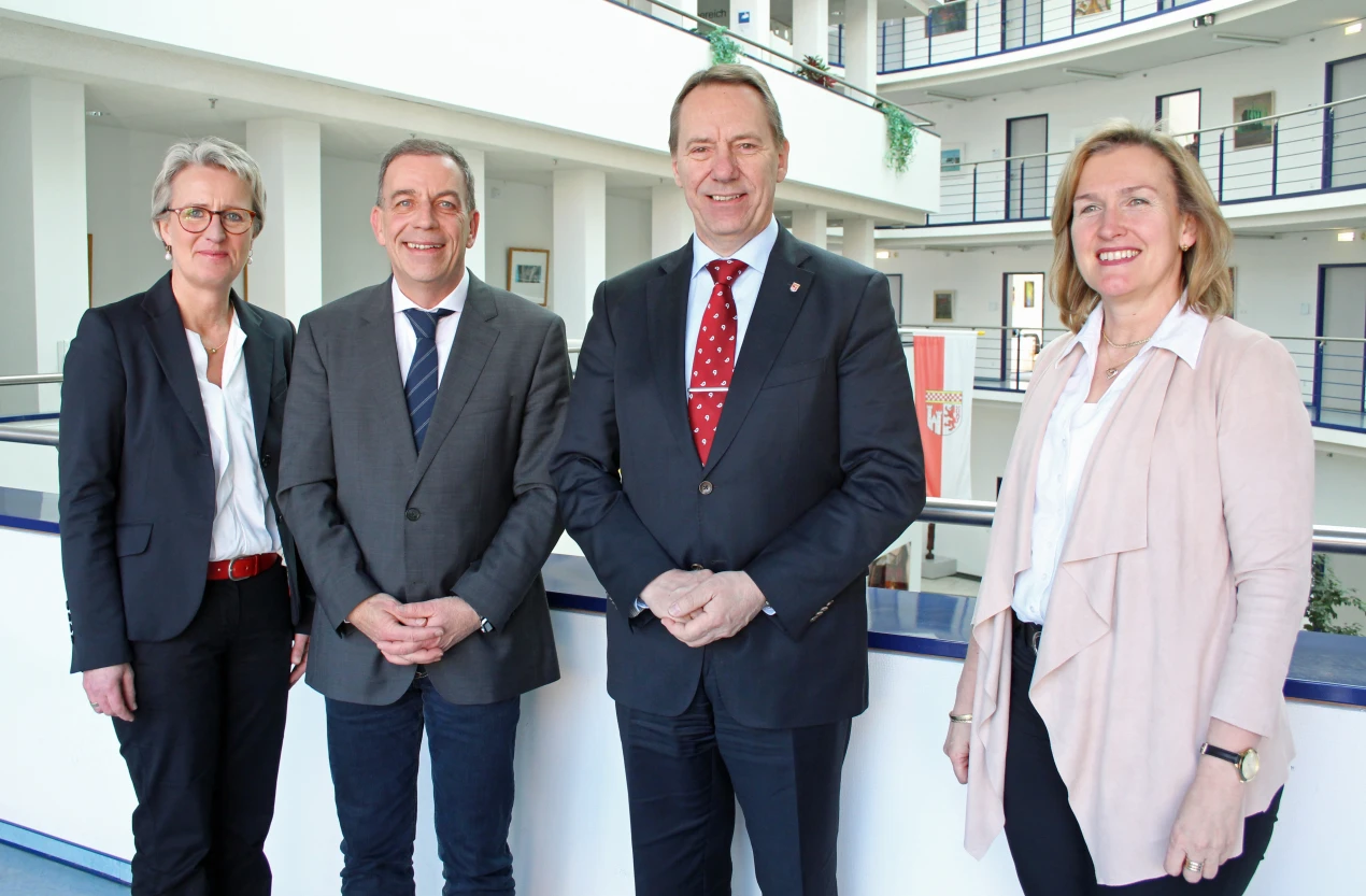 Begrüßen den neuen Schulrat (v.l.n.r.): Schulrätin Maria Engelhard, Thomas Gunkel, Landrat Jochen Hagt, Schulrätin Gabriele Zimmermann (Foto: OBK). 