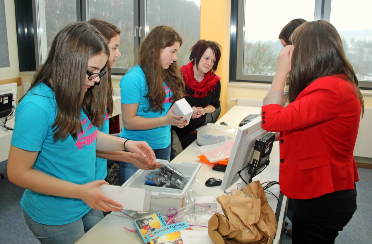 Nach der Überreichung des Geschenks wurde neugierig ausgepackt. Tenor: "Das können wir super gebrauchen". (Foto: OBK)