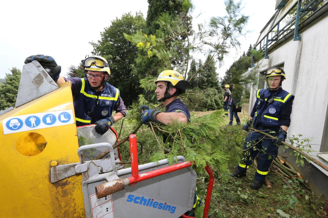 Das THW hat unter anderem die Grünschnittarbeiten durchgeführt. (Foto: OBK)