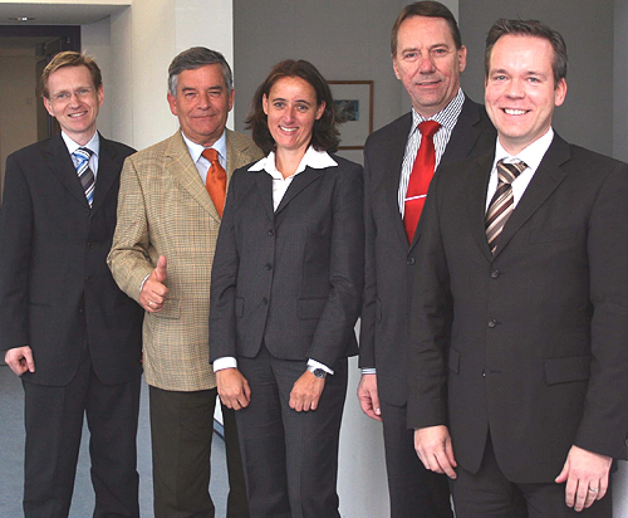 Freude über die bestandene TÜV-Überprüfung (v.l.): Thomas Wojahn, Kontaktstelle Wirtschaft, Landrat Hagen Jobi, TÜV-Prüferin Inga Nagel, Kreisdirektor Jochen Hagt und Klaus Grootens, Leiter Wirtschaftsförderung. (Foto: OBK)