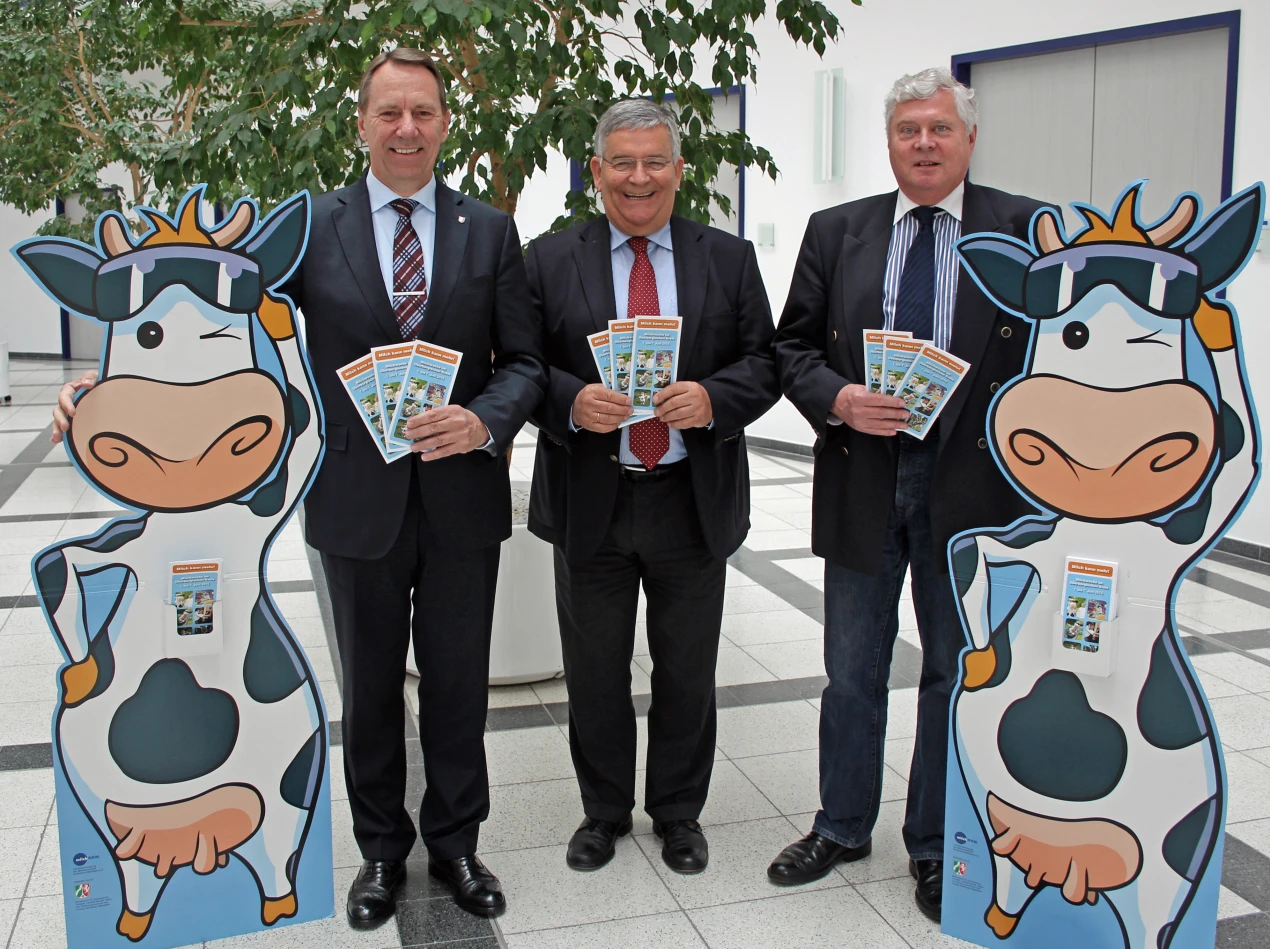 Werben für die Sonderausstellung im Kreishausfoyer: (v.l.n.r.) Kreisdirektor Jochen Hagt, Landrat Hagen Jobi und Dr. Jorg Nürmberger, Sozialdezernent (Foto:OBK)  