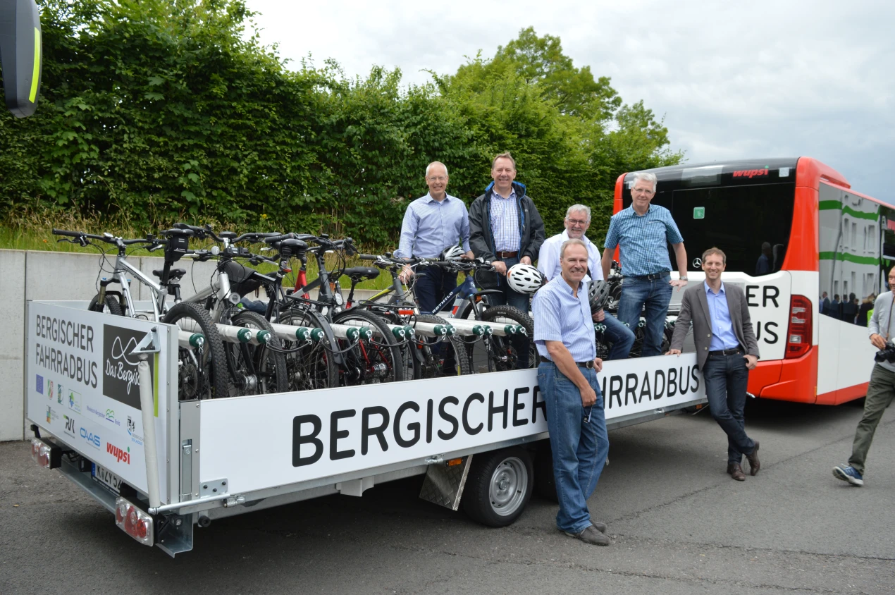 Die Landräte Dr. Hermann-Josef Tebroke (v.l.) und Jochen Hagt, Rainer Bleek (Bürgermeister Wermelskirchen), Karl-Heinz Schütz (OVAG), Udo Wasserfuhr (RVK) und Frank Nettesheim (wupsi). (Foto: RVK)