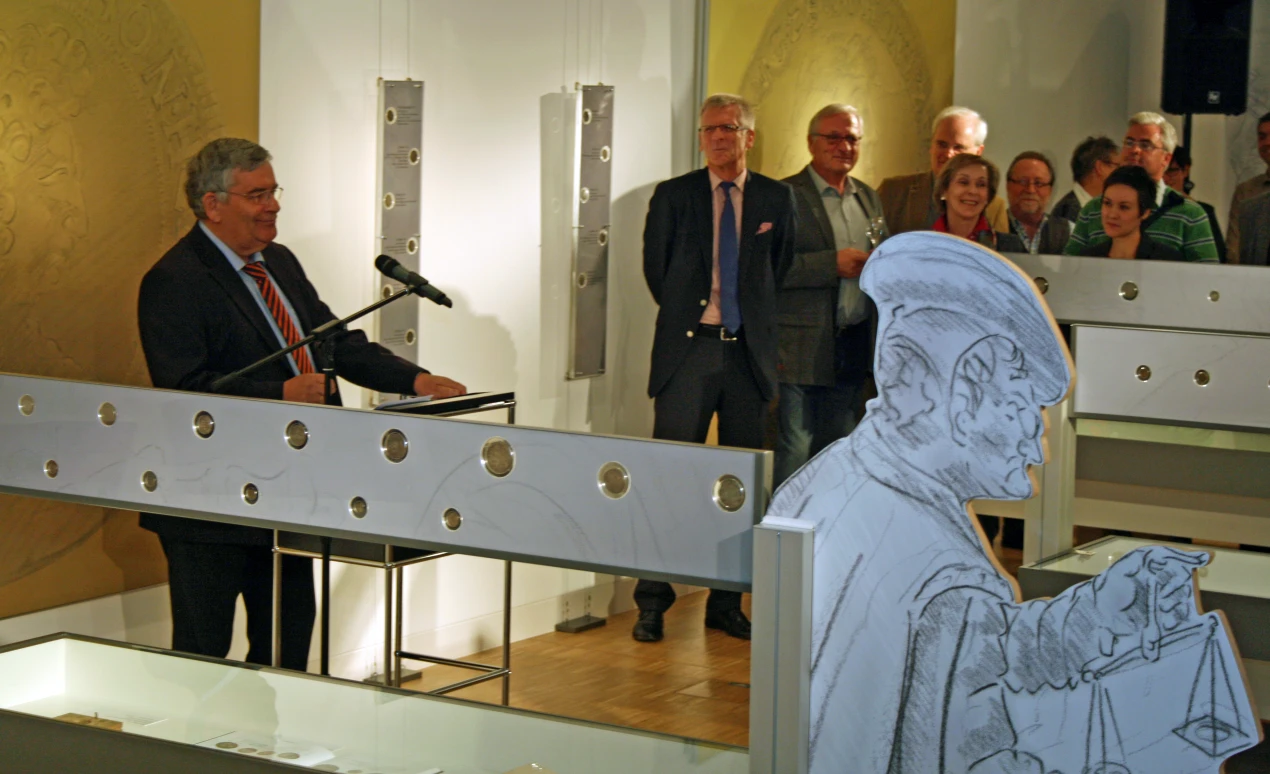 Landrat Hagen Jobi gab einen kurzweiligen Einblick in die Geschichte der Falschmünzer auf Schloss Homburg (Foto:OBK) 
