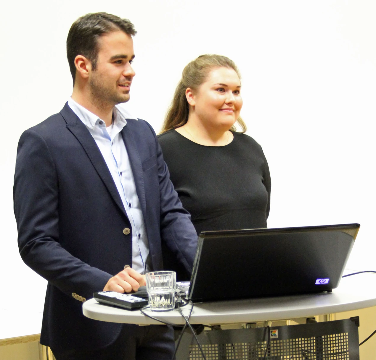 Kurssprecher Sinan Kahl und Elisa Rau nutzten die Feierstunde, um sich für "drei tolle Ausbildungsjahre und den wunderbaren Teamgeist" zu bedanken. (Foto: OBK)