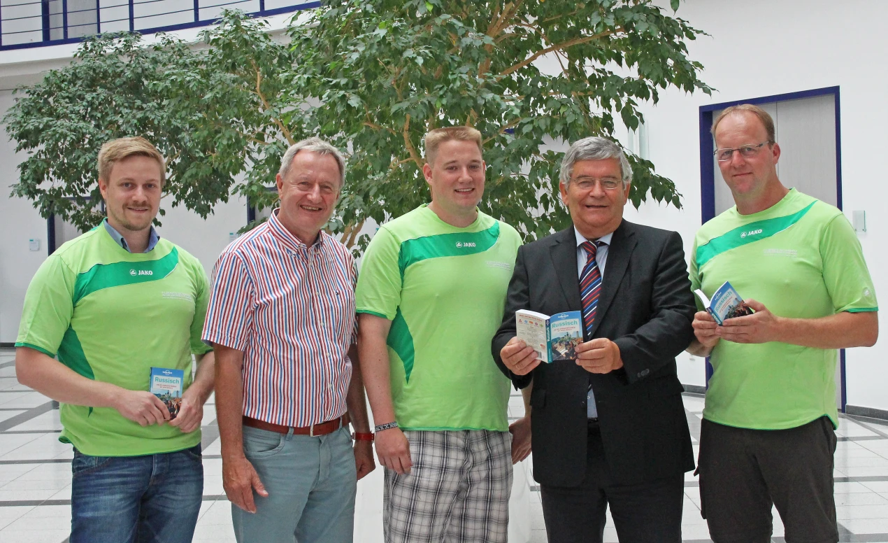 Verabschiedung durch den Landrat: Niko Kuskis (v.l.), Friedhelm Julius Beucher (Vorsitzender des Kreissportausschusses), Malte Hübsche, Landrat Hagen Jobi und Thomas Braun. (Foto: OBK) 