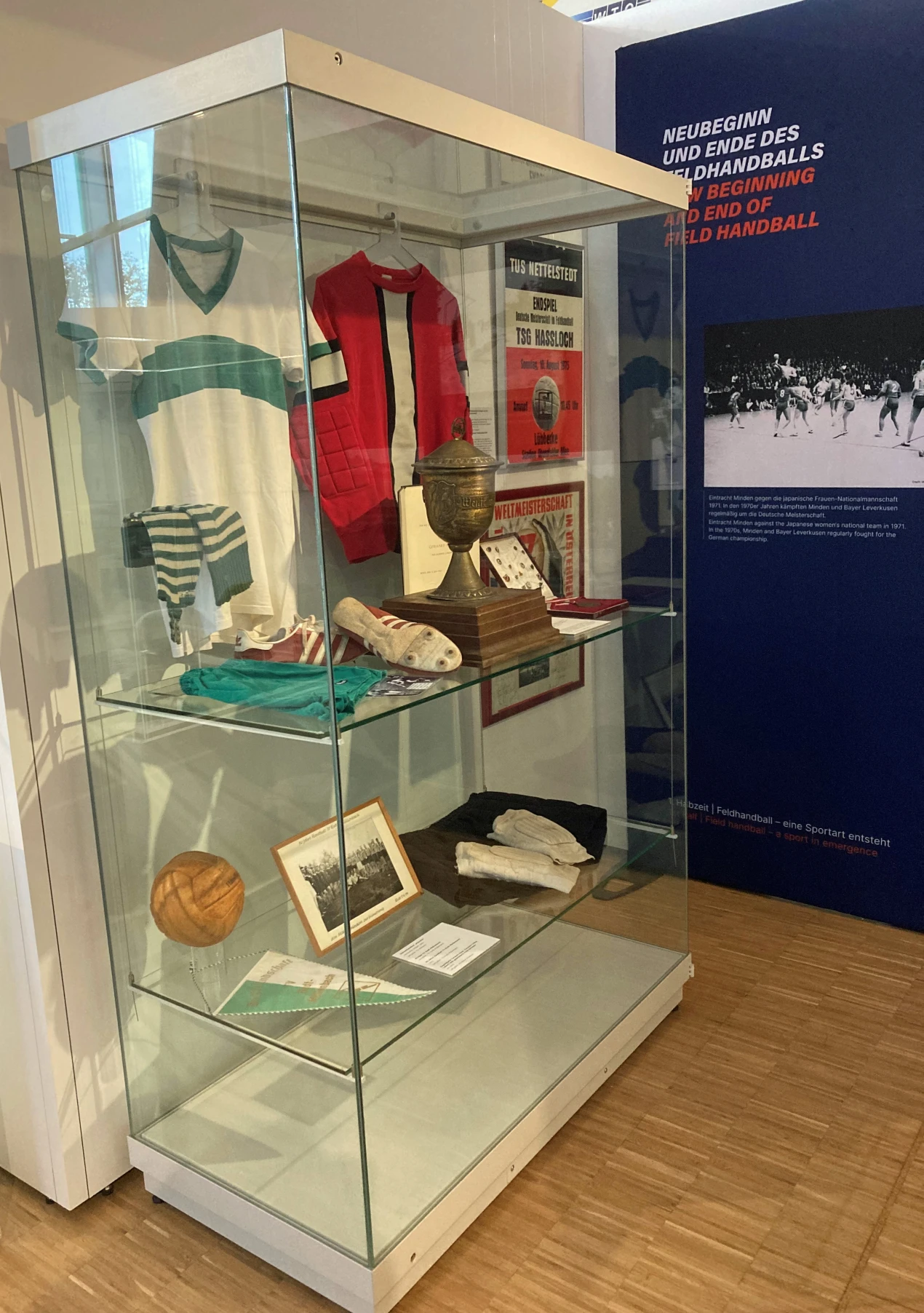 Trikots, Bälle, Schuhe und zahlreiche Fotos und Dokumente der (oberbergischen) Handballgeschichte sind in der Neuen Orangerie zu sehen. (Foto: OBK)