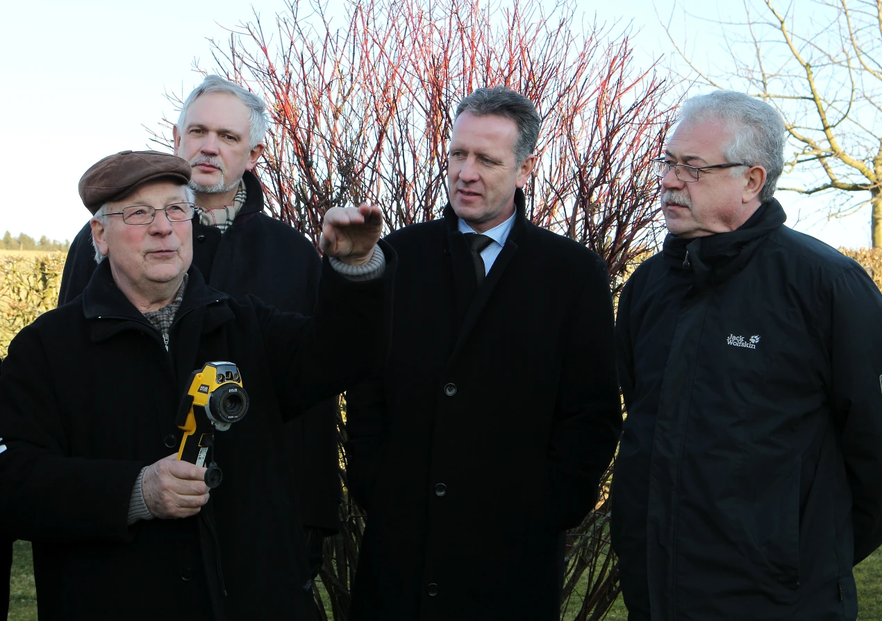 Uwe Stranz (Baudezernent des Oberbergischen Kreises), Ingo Stockhausen (Vorstandsvorsitzender der Volksbank Oberberg) und Peter Kämmerling (Gebäude-Energieberater) eröffnen mit Franz Liebelt (li.) die Thermografieaktion "live". (Foto: OBK) 