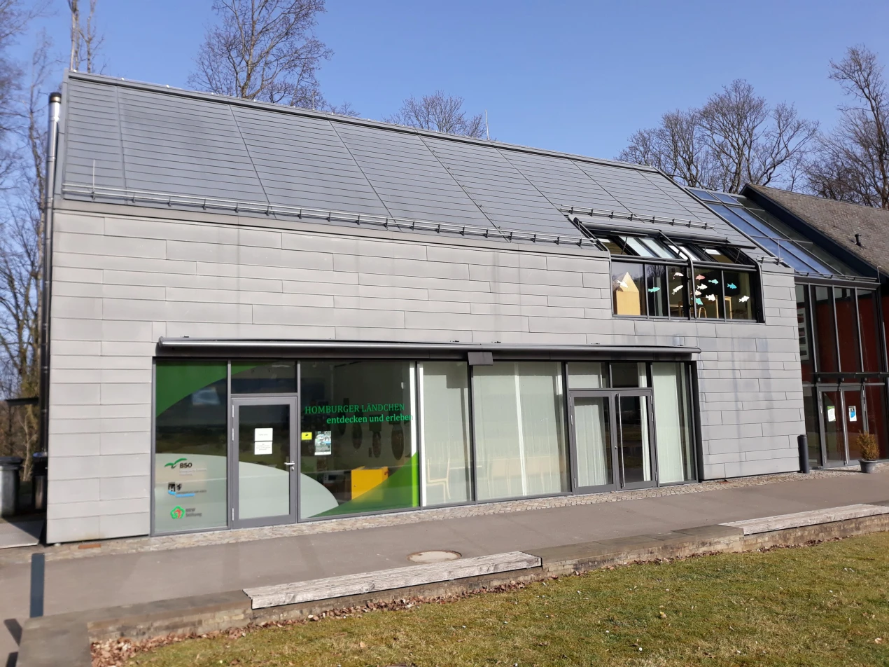 Die Zehntscheuer (l.) wurde 2014 erbaut und grenzt an die Biologische Station Oberberg.  (Foto: OBK).
