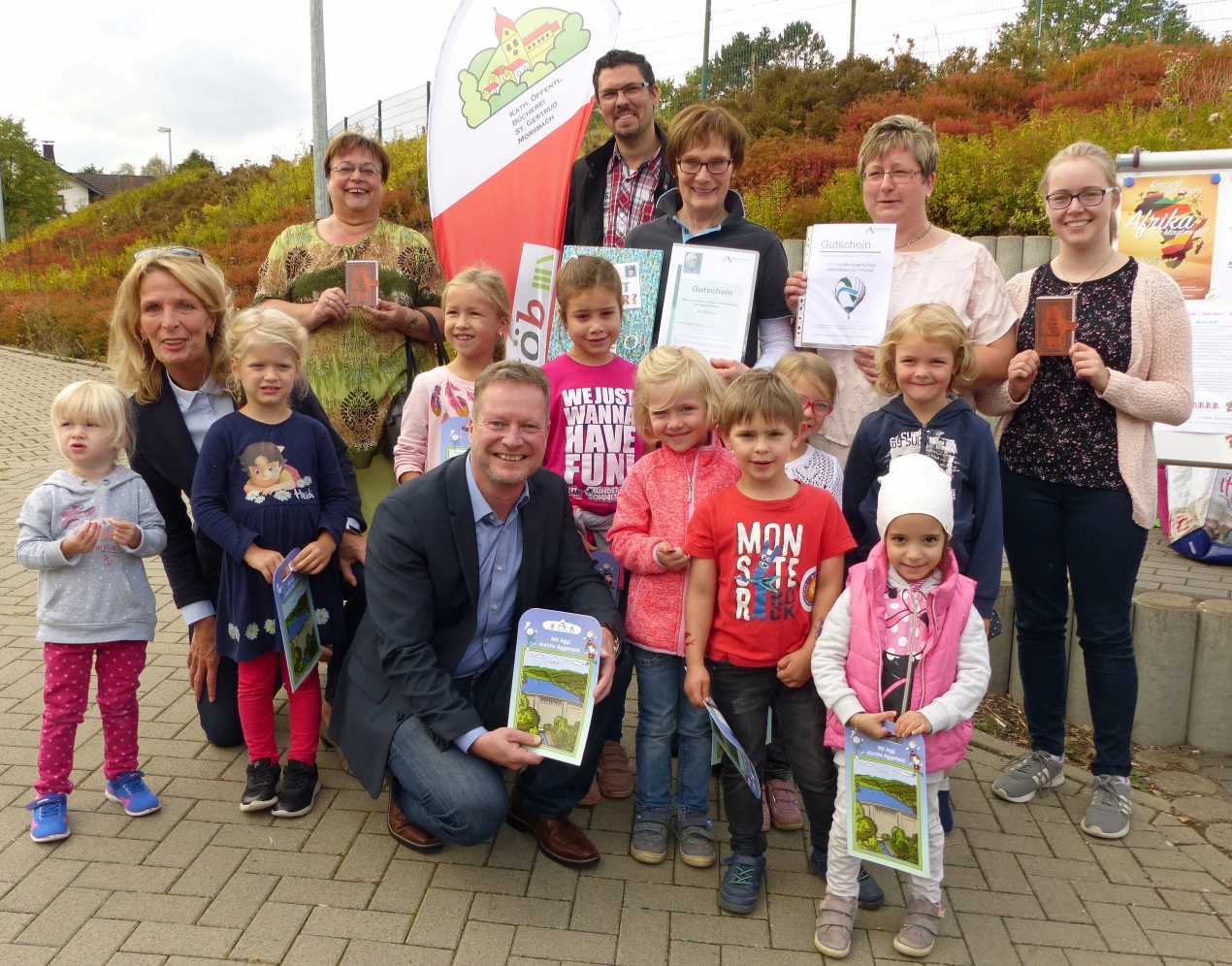 Die Gewinnergruppe des Kindergartens Regenbogen in Morsbach mit (v.l.n.r.): Kerstin Pack, Mitarbeiterin des Bildungsbüros des Oberbergischen Kreises; Renate Kersjes, Standortlotsin der Ehrenamtsinitiative Weitblick in Morsbach; Peter Lenz, AggerEnergie; Bürgermeister Jörg Bukowski; Elisabeth Euteneuer, Kindergartenleitung KiTa und Familienzentrum Regenbogen in Morsbach; Birgit Rindscheid, Kath.Bücherei Morsbach und Katharina Rindscheid.   (Foto: Christof Buchen)