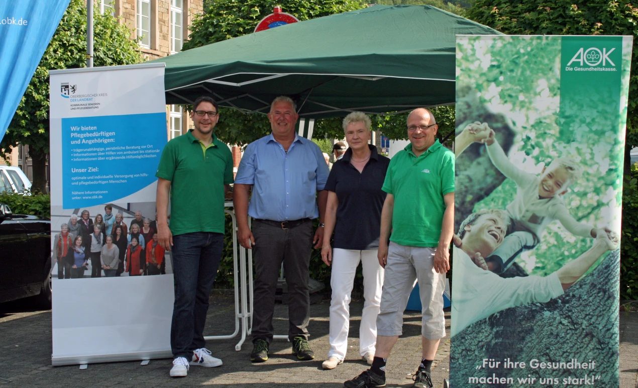 Das Beraterteam vor Ort in Engelskirchen, v.l.n.r.: Kevin Starkey, AOK; Karl - Dieter Müller, Sozialamt des Oberbergischen Kreises; Karin Schulz-Peters, Gemeinde Engelskirchen; Ernst - Dieter Noreikat, AOK (Foto:OBK).