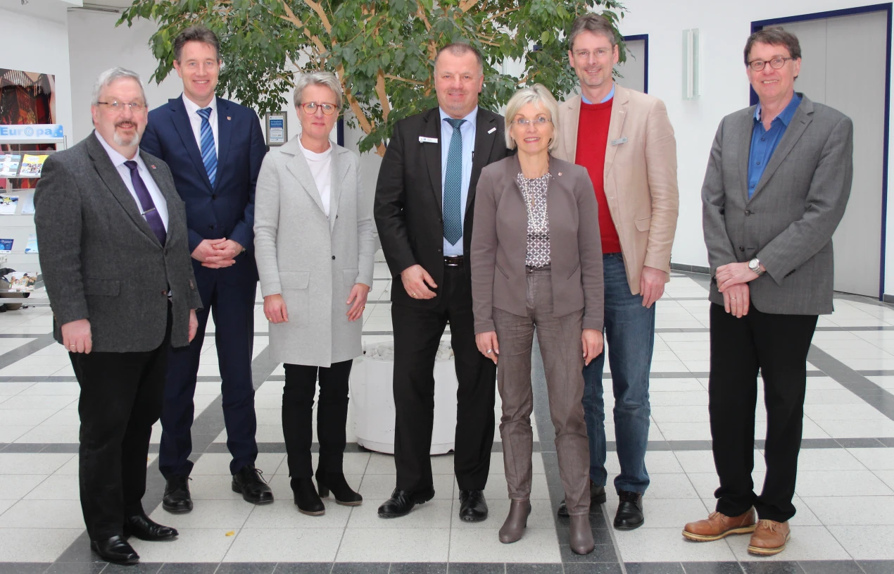Der Lenkungskreis des Bildungsnetzwerks Oberberg (v.l.n.r.): Stefan Meisenberg, Bürgermeister der Gemeinde Marienheide; Ralf Schmallenbach, Sozialdezernent des Oberbergischen Kreises; Maria Engelhard, Schulrätin; Michael Sallmann, Leiter der IHK-Geschäftsstelle Gummersbach; Anke Koester, Leiterin des Amtes für Schule und Bildung; Michael Schell, Beigeordneter der Stadt Wiehl; Thomas Knechtges, Regionalkoordinator der oberen Schulaufsicht. (Foto: OBK)