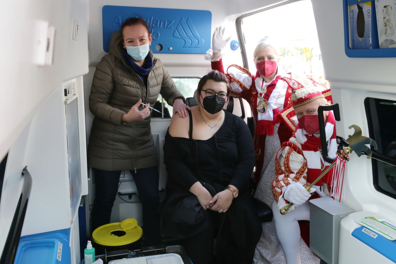 Elena Rachid-Dick ließ sich von Dr. Daniela Vrancea unter der Aufsicht des Denklinger Prinzenpaares impfen.(Foto: OBK)