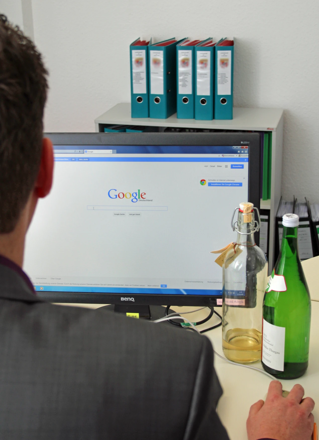 Alkohol am Arbeitsplatz ist keine Seltenheit. Das Seminar zur "Betrieblichen Suchtvorbeugung" soll Personalverantwortliche in die Lage versetzen, Gespräche mit suchtkranken Mitarbeitenden professionell führen zu können. (Foto: OBK)