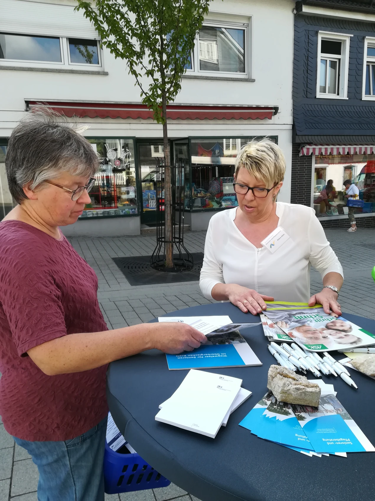 Heidrun Vollrath im Gespräch mit Petra Hein, Senioren- und Pflegeberaterin im Rathaus Nümbrecht und Christina Zabelberg von der AOK Rheinland/Hamburg, Niederlassung Gummersbach. (Foto: OBK)