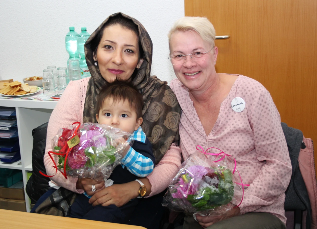 Die Elternbegleiterinnen Masoomeh Poormohamad (mit Sohn Artin, v.l.) und Christiane Riese (WinLi e.V.) werden durch das KI zu Griffbereit geschult und durch die DRK-Familienzentrum Henry Dunant Lindlar als Kooperationspartner entlohnt.(Foto OBK)  