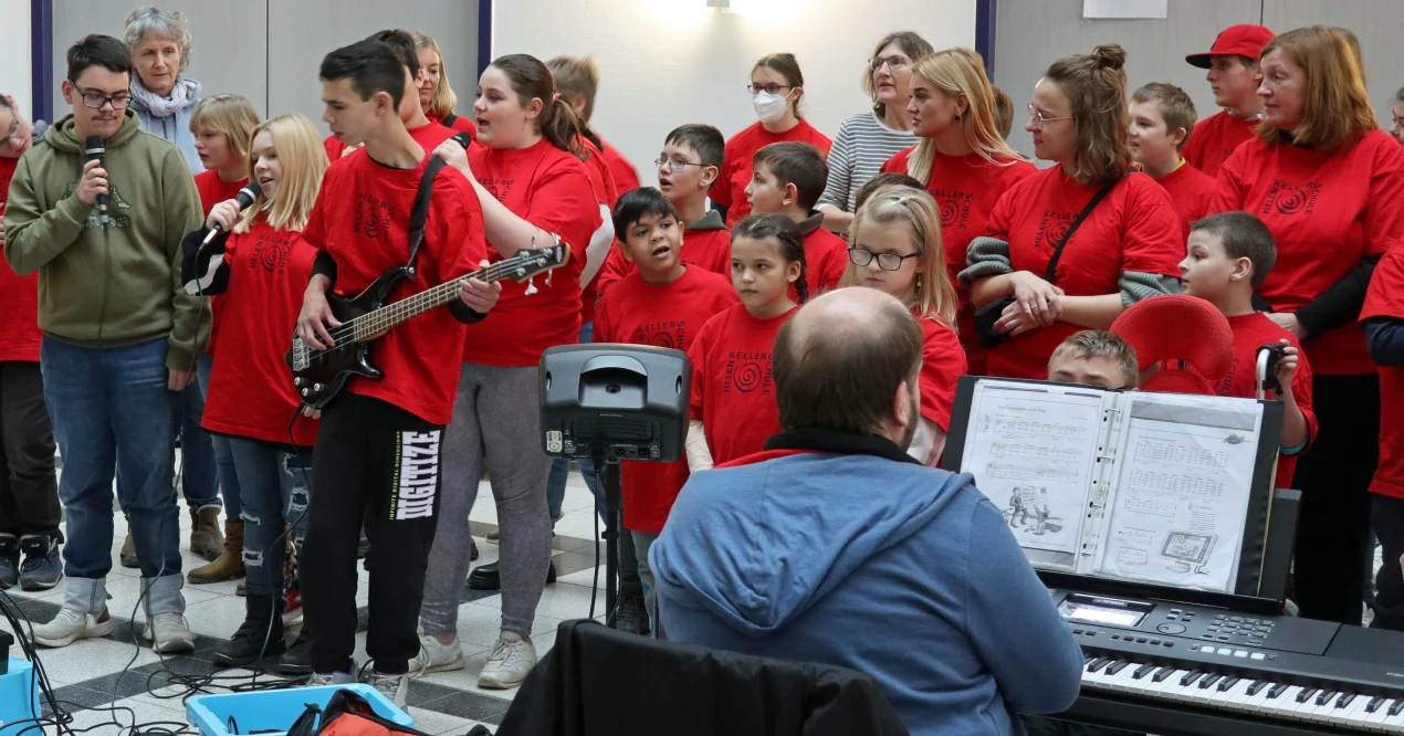 Die neue Schulband rappte gemeinsam mit den Schul-Chören und unterstützt von Sebastian Timpe am Keyboard (Foto:OBK)