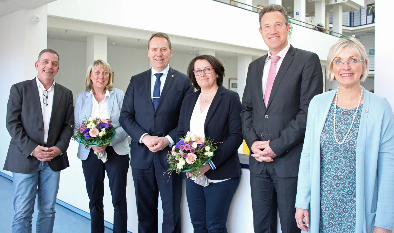 Empfang und Verabschiedung der Schulleiterinnen im Kreishaus (v.l.n.r.):  Thomas Gunkel, Schulrat; Marita Gröbner, langjährige Rektorin der Förderschule für Sprache in Oberwiehl; Landrat Jochen Hagt; Daniela Nyenhuis, neue Schulleiterin; Ralf Schmallenbach, Sozialdezernent und Anke Koester, Leiterin des Amtes für Schule und Bildung. (Foto: OBK)  
