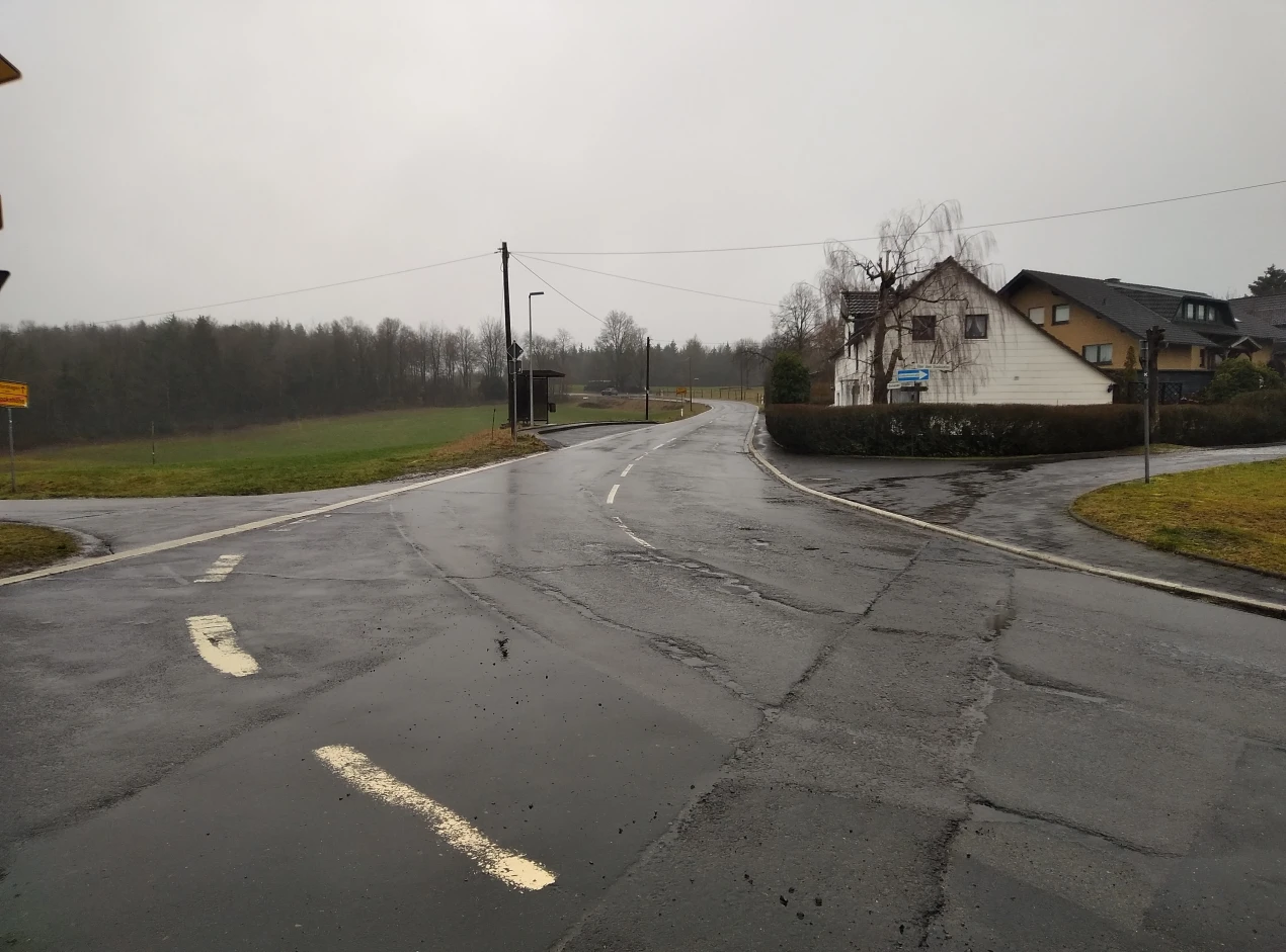 Am Abzweig K 43/Stentenbacher Straße werden die Busbuchten umgebaut und der Gehweg verbreitert. (Foto: OBK)