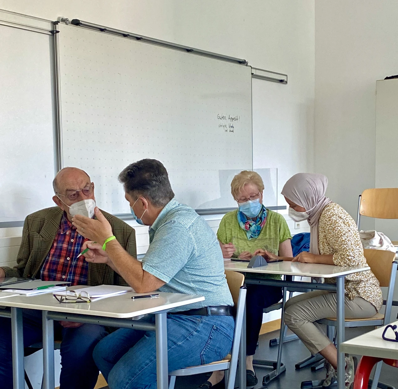 Die Digitallotsinnen und -lotsen der Ehrenamtsinitiative Weitblick schulen Senioren und Senioren im Umgang mit PC, Tablets und Handies. (Foto: OBK)