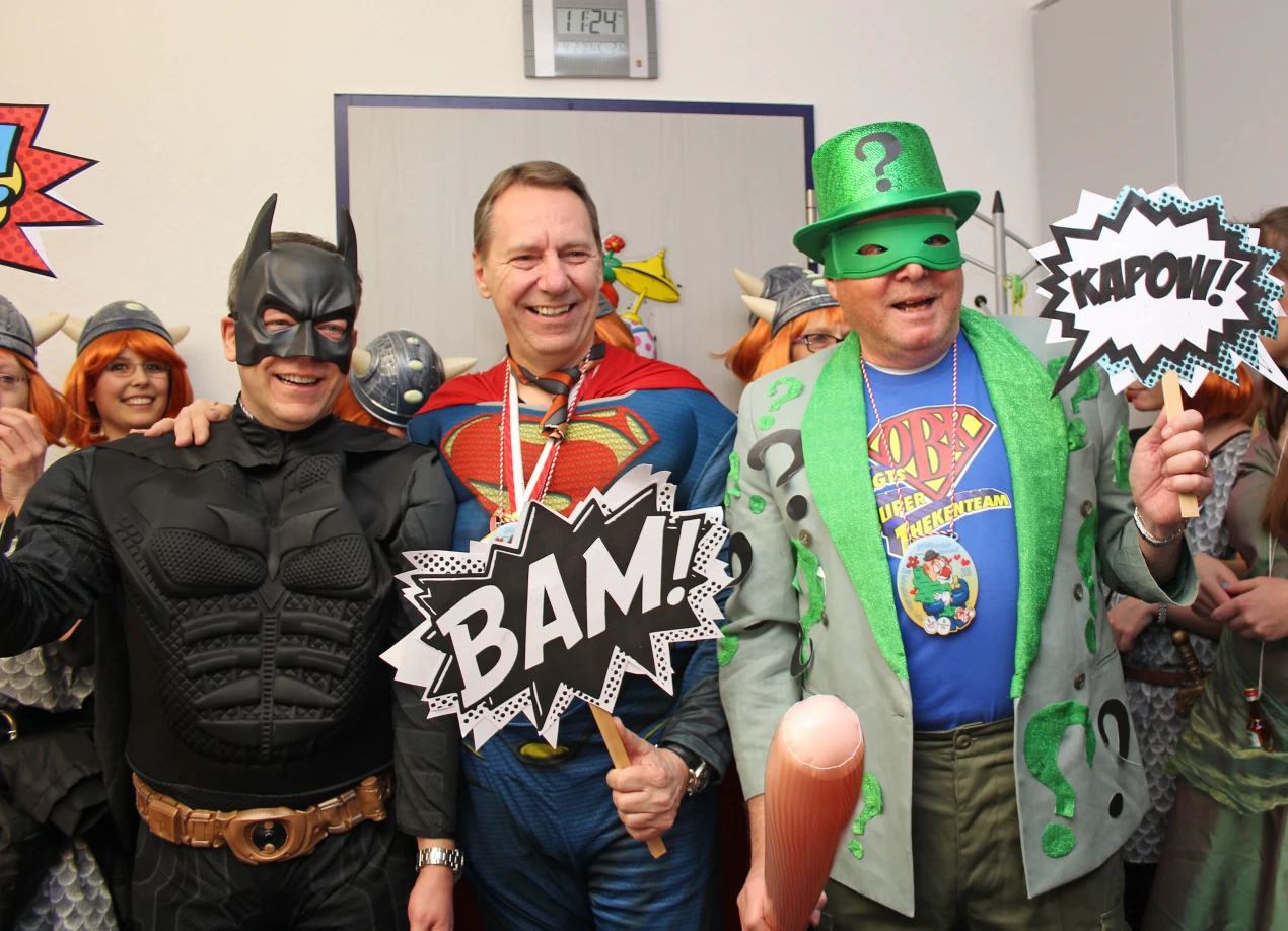 Der Allgemeine Vertreter des Landrats Klaus Grootens als Batman, Landrat Jochen Hagt als Superman und Sozialdezernent Dr. Jorg Nürmberger als Riddler. (Foto: OBK)