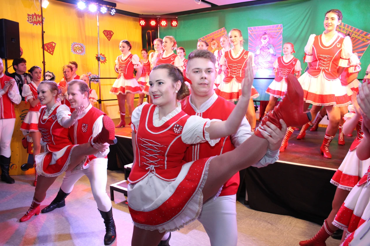 Die Närrischen Oberberger eröffneten das Programm mit einer Tanzvorführung.(Foto: OBK)