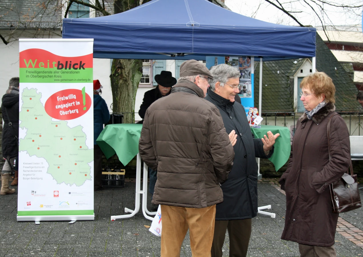 Landrat Hagen Jobi spricht am Weitblick-Stand in der Gummersbacher Fußgängerzone mit zahlreichen Passanten über das wichtige Thema Ehrenamt (Foto:OBK) 