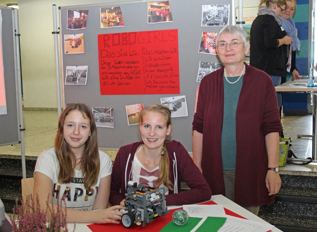 Auch Schulen beteiligten sich an der Ausstellung. Im Unterricht werden MINT-Kompetenzen mit dem Zusammenbauen kleiner Roboter gefördert. (Foto: OBK)
