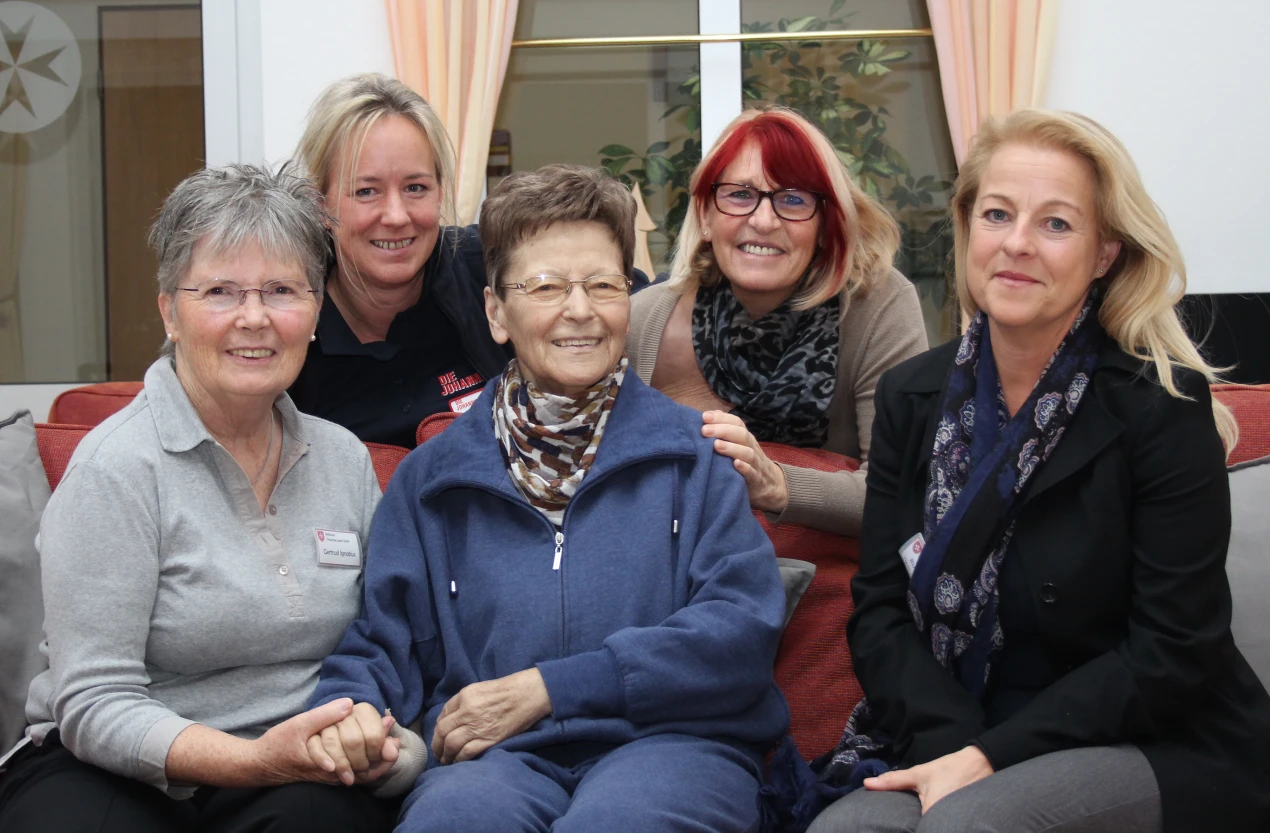 Dezernentin Birgit Hähn (r.) engagierte sich ehrenamtlich im Johannes-Hospiz Oberberg.
Vordere Reihe, v.l.: Gertrud Ignatius, Gisela Sahler und Birgit Hähn.
Hintere Reihe, v.l.: Tanja Gehle und Irene Read. (Foto: OBK)