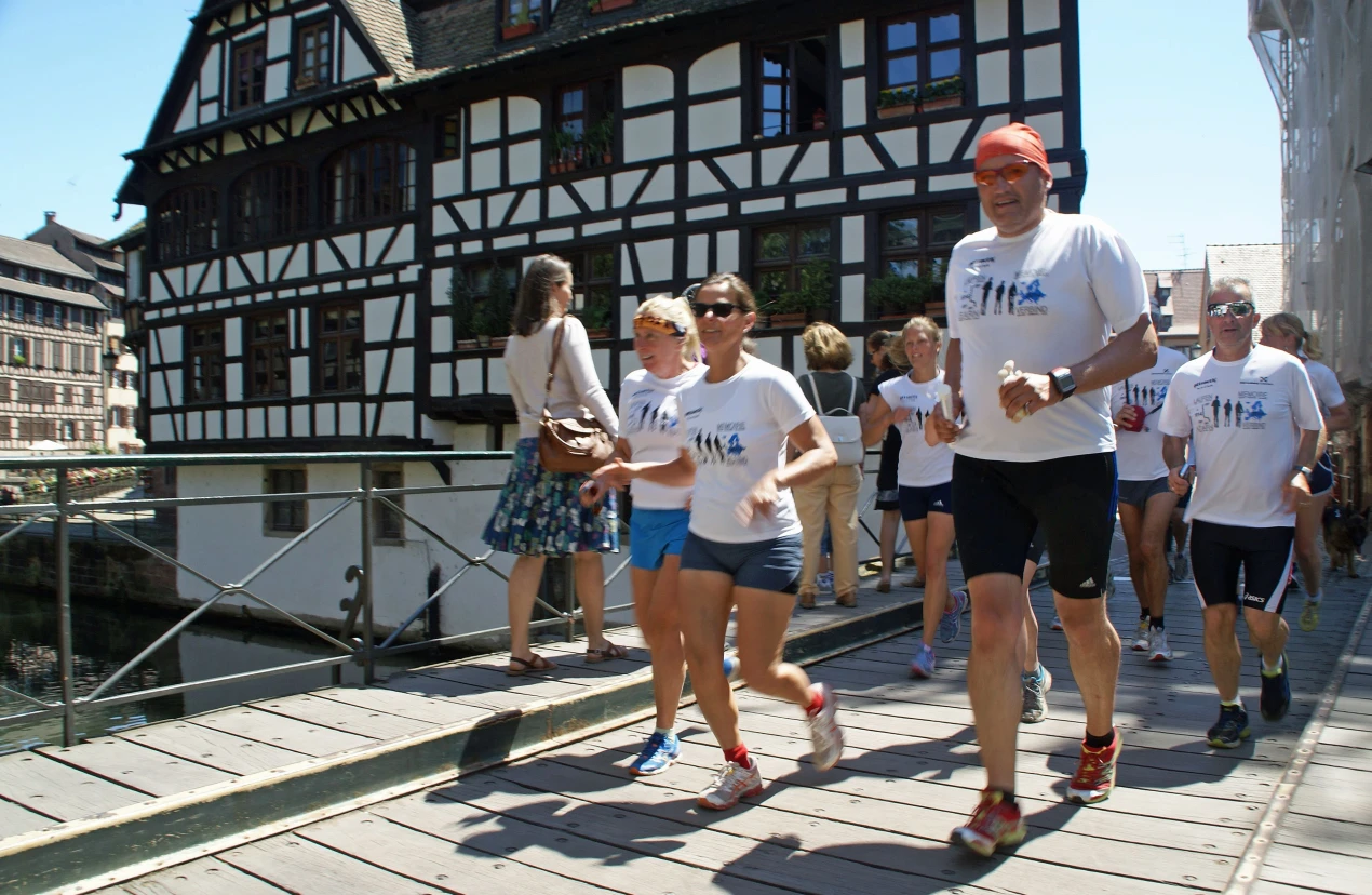 Das oberbergischer Staffelläuferteam bei seiner letzten Etappe durch die Straßburger Altstadt (Foto: Stefan Esser)