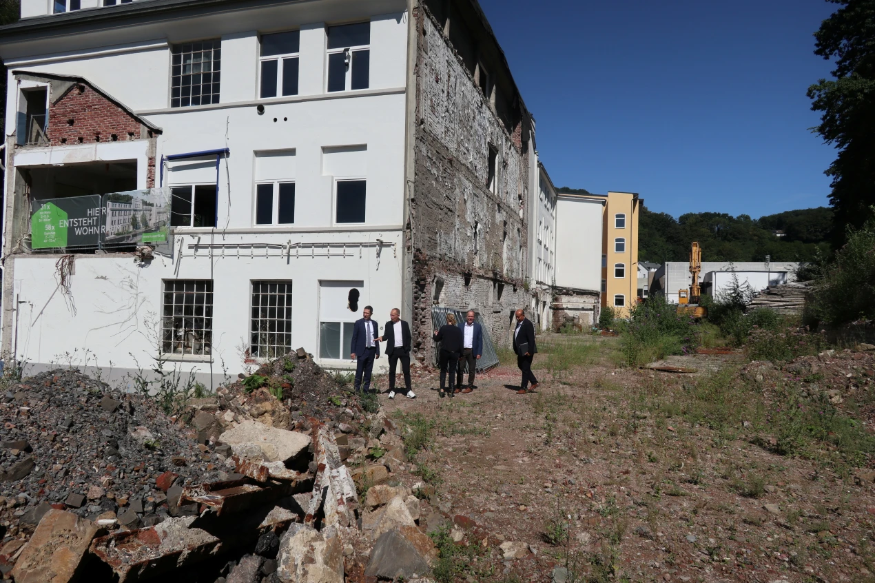 Ein Teil der ehemaligen Betriebsgebäude der Tapetenfabrik P + S wurde bereits abgebrochen. (Foto: OBK)