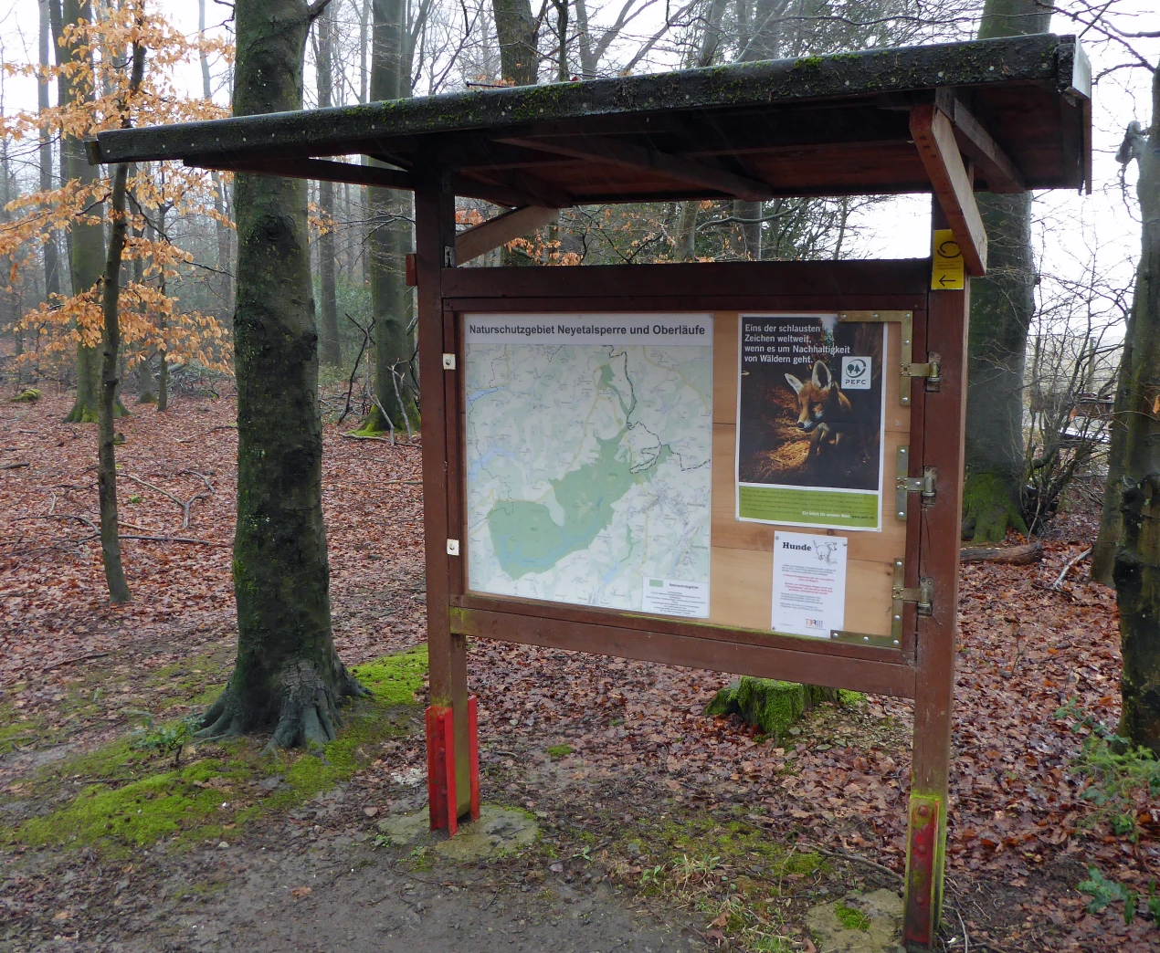 Diese Infotafel informiert umfassend über die Erholungsnutzung in den Naturschutzgebieten rund um die Neyetalsperre. (Foto: OBK)