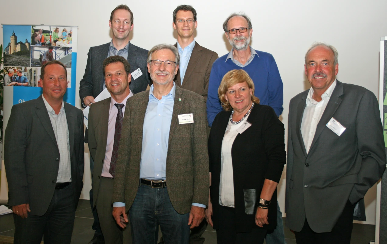 Die Moderatoren der vier Thementische: Dr. Frank Bröckling, planinvent; Kai Zander, Quartiersmanager Jubilate-Forum Lindlar; Dieter Dresbach, Stadt Wiehl (von hinten links); Frank Herhaus, Biologische Station Oberberg; Jens Eichner, Kreis- und Regionalentwicklung Oberbergischer Kreis; Günther Dieck, Landesbetrieb Wald und Holz NRW; Ursula Kriesten, Akademie für Gesundheitswirtschaft und Senioren; Lutz Freiberg, Kreis- und Regionalentwicklung (von vorne links) (Foto: OBK) 