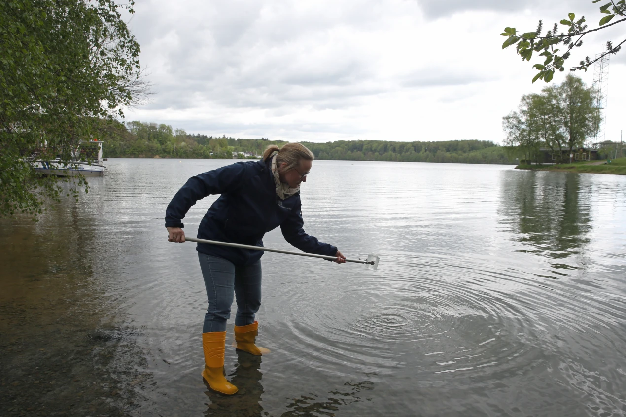 Angela Weber (Sachgebietsleiterin Trinkwasser und Umwelthygiene) bei der Probenentnahme an der Bevertalsperre. (Foto: OBK) 