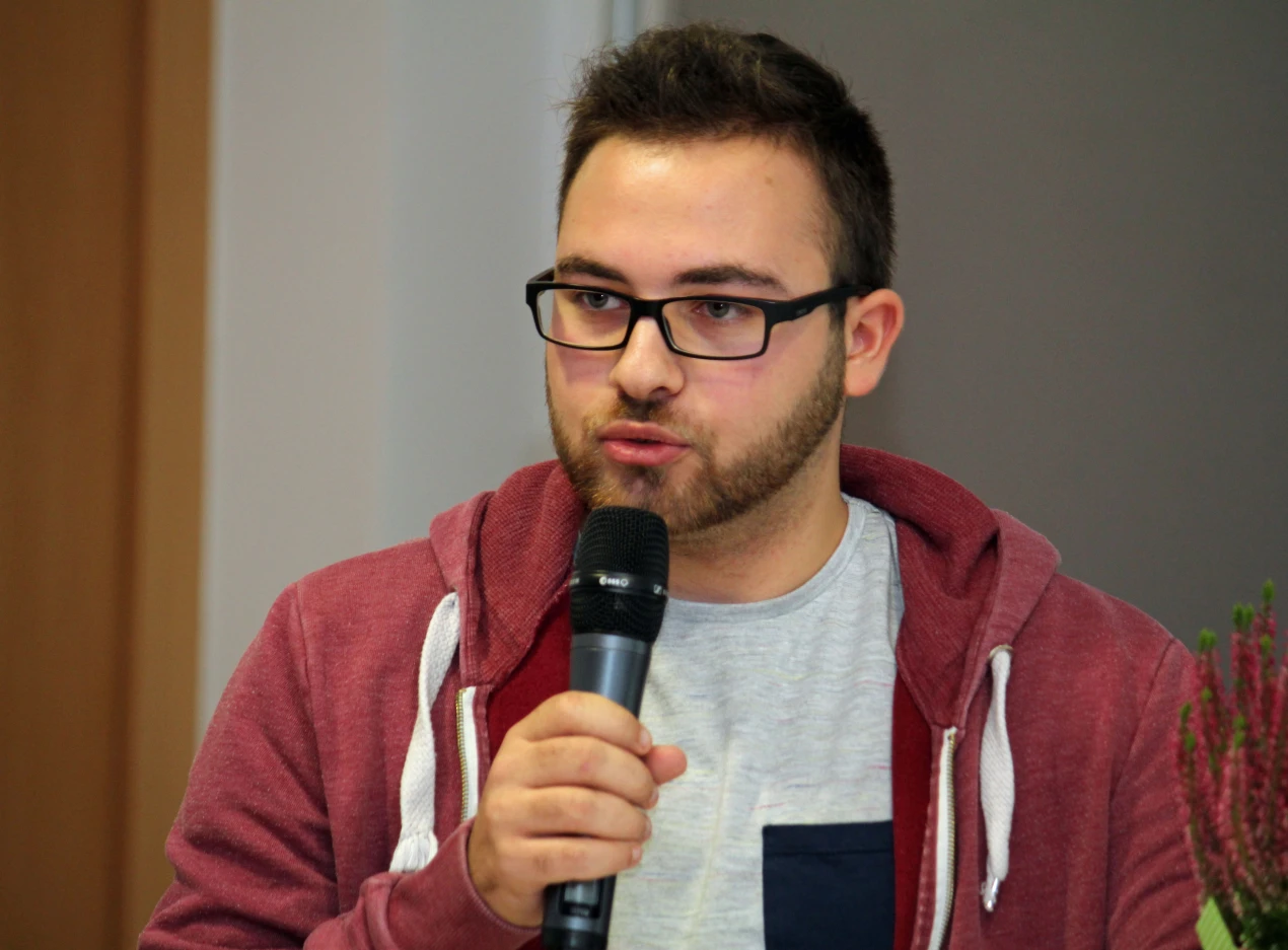 Murat Özmen, Poetry-Slamer, berichtete augenzwinkernd über die Herausforderungen beim Erwerb einer Fremdsprache die Muttersprache zu bewahren (Foto: OBK).