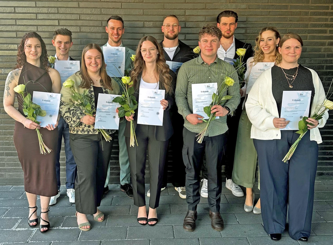 Die neuen Notfallsanitäterinnen und Notfallsanitäter (Reihe von links): Jennifer Drubig, Kira Heck, Johanna Gustmann, Julius Jakubassa, Jennifer Schnippering; 2. Reihe von links nach rechts: Roald Rösener, Henning Ranke, Timo Tümmers, Carl Dommernicht, Michelle Köster. (Foto: OBK)