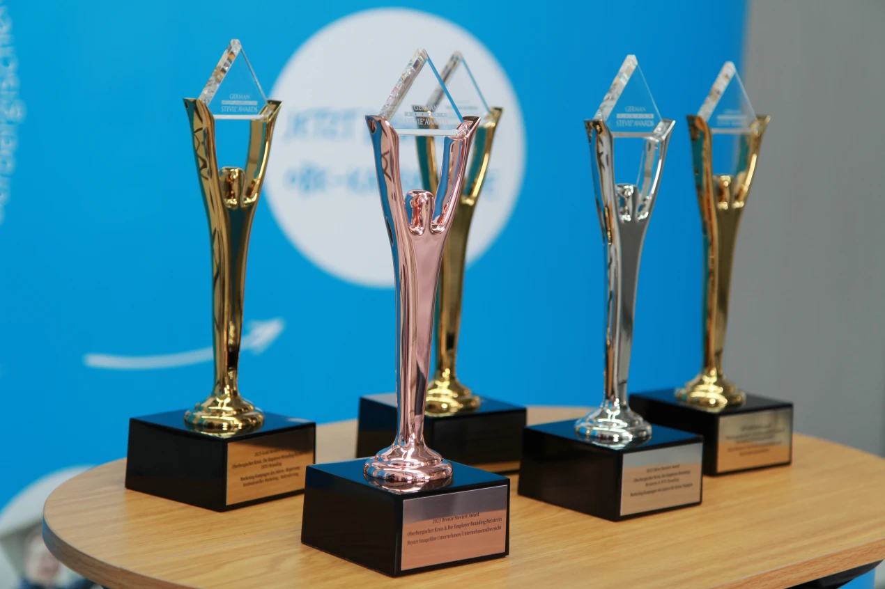 Die Trophäen des German Stevie Awards für die  Karriere-Kampagne des Oberbergischen Kreises. (Foto: OBK)