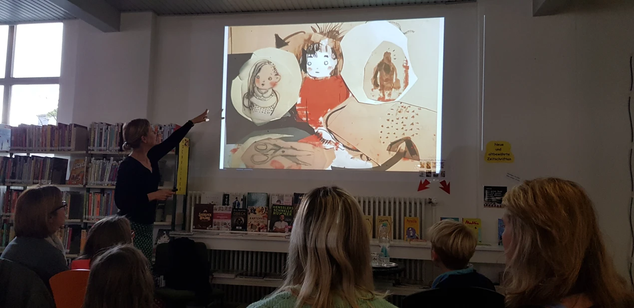 Auch die Lesung mit Gitarrenspiel von Silke Schlichtmann zu „Bluma und das Gummischlangengeheimnis", kam bei den Besucherinnen und Besuchern in der Kreis- und Stadtbücherei gut an. (Foto: OBK)