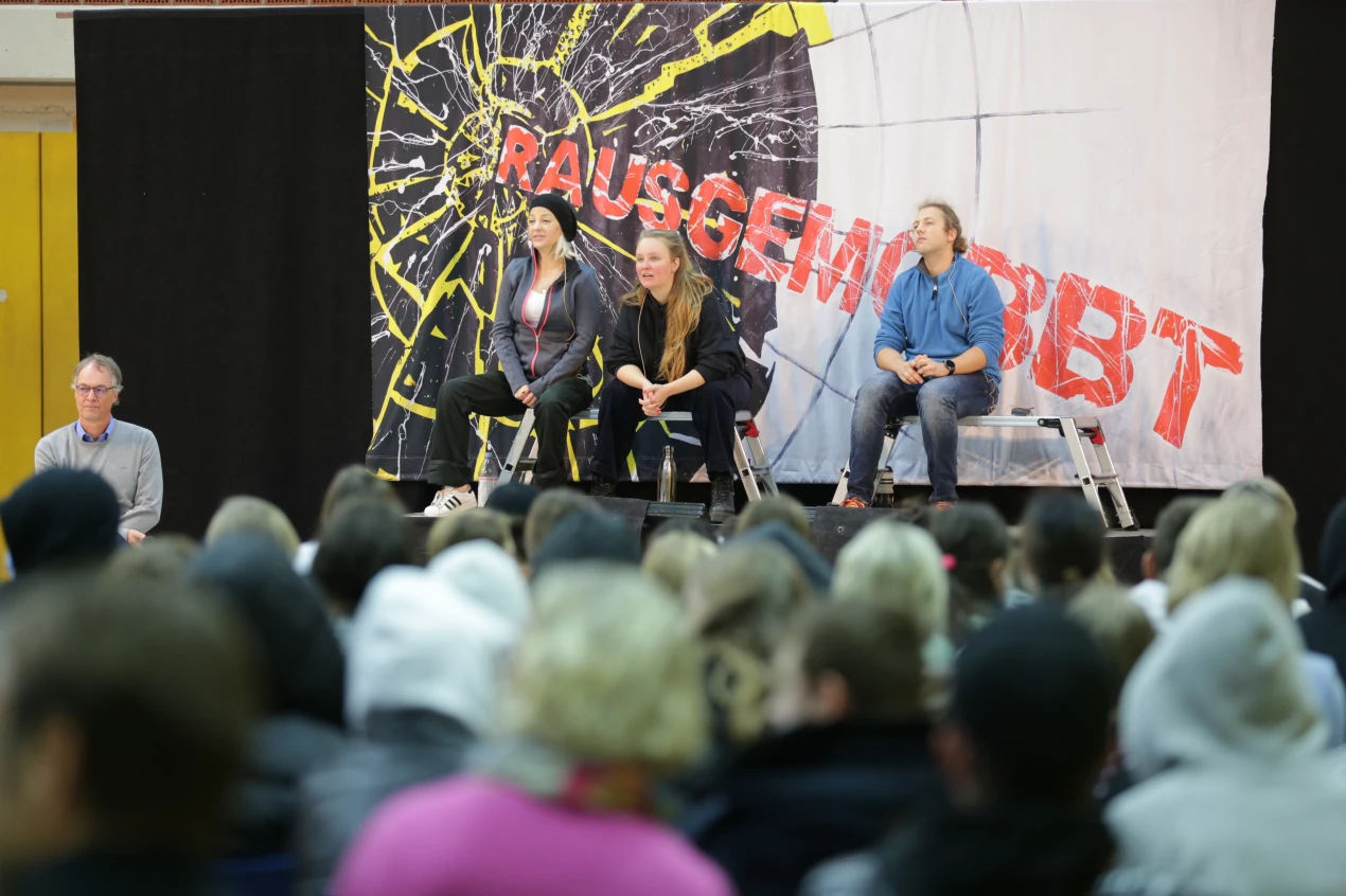 Schauspiel und Diskussion vor und mit der Zielgruppe: Walter Steinbrech, Prävention/Opferschutz Kreispolizei Oberberg (l.) im Austausch mit Schülerinnen und Schülern und Akteuren der Theatergruppe Comic ON! (Foto: OBK)