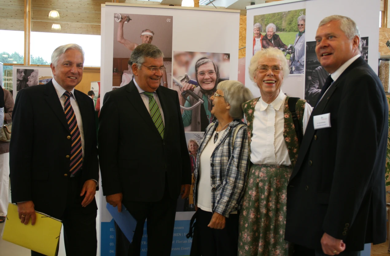 Raum für regen Austausch gab es im Kompetenzzentrum auf :metabolon: v.l.n.r. Dieter Hackler, Abteilungsleiter im Bundesministerium für Familie, Senioren, Frauen und Jugend; Landrat Hagen Jobi; die Besucherinnen Waltraud Pöschel, Renate Mertens; Sozialdezernent Dr. Jorg Nürmberger (Foto:OBK) 