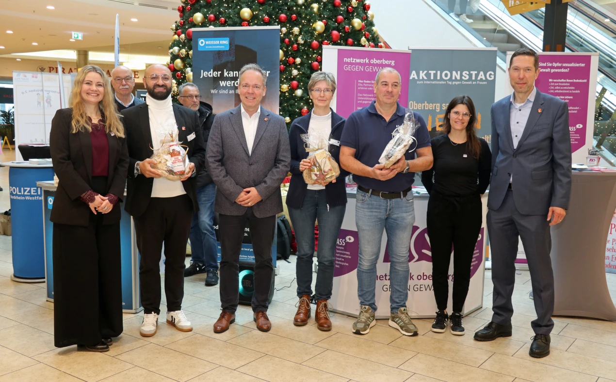 Großes Engagement für den Aktionstag gegen Gewalt (v.l.n.r.): Magdalena Tertel, Gleichstellungsbeauftragte des Oberbergischen Kreises; Alireza Eftehari, Centermanager des Forum Gummersbach; Landrat Klaus Grootens; Manuela Ringsdorf und Torsten Beer, Forum Gummersbach; Sarah Schalenbach, stellvertr. Gleichstellungsbeauftragte des Oberbergischen Kreises und Raoul Halding-Hoppenheit, Bürgermeister der Stadt Gummersbach. (Foto: OBK) 